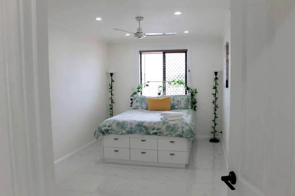 9 Room Family & Pet Friendly Home Caloundra 0*,  Australia