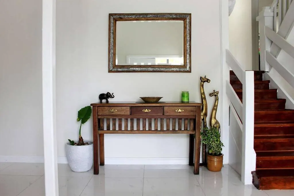 Holiday home 9 Room Family & Pet Friendly Home Caloundra